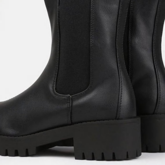 NIB Women’s Size 9 Cleated Sole Essential Chelsea Mid Ankle Boots Triple Black - Picture 4 of 14